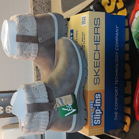 Skechers Shoes - New ladies Slip on Skechers Boots Sz 6.5 & a lg backpack/shopping bag